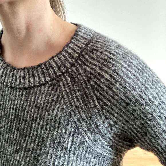 Women's Gray Long Sleeve Winter Knit Sweater Size S - Picture 4 of 6